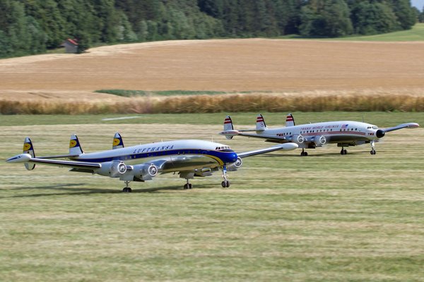 Apprenez à perfectionner votre style estival : conseils exclusifs pour marier vos espadrilles compensées avec vos robes d'été.